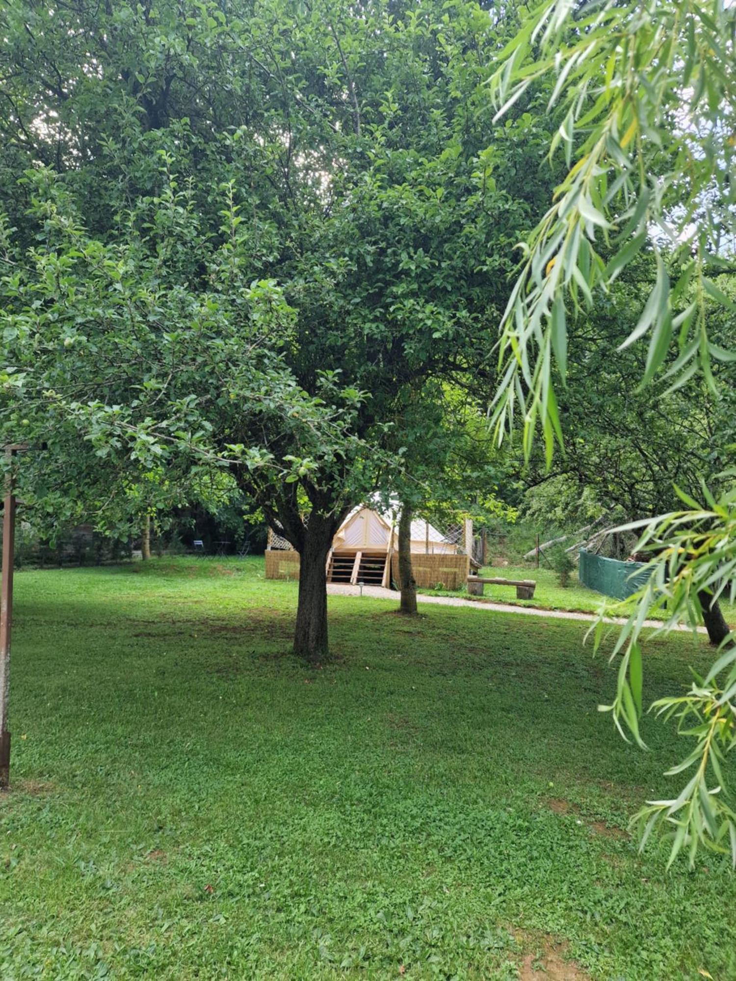 Lodge Tente Les Pommiers Glamping O Rendez-Vous En Demi-Pension Roquefeuil Exterior foto